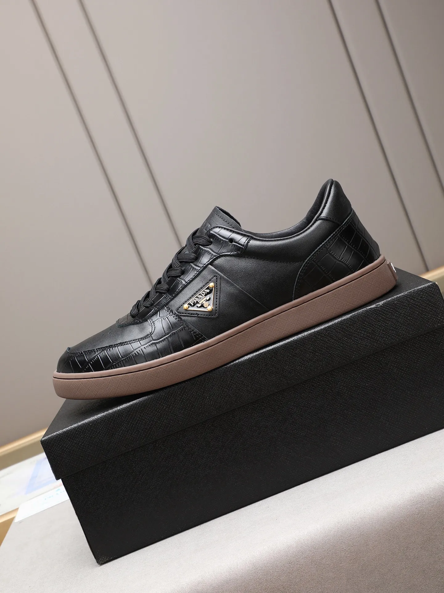 Men's shoes💰420💰 Brand: PRADA (Prada) Standard code: Men's code 38–44 (45 can be customized) Material: Original cowhide, breathable sheep lining Special outsole Style category: Men's fashionable casual sneakers Low-key luxury! Color: actual picture color